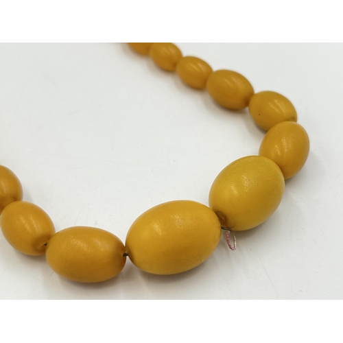 2243 - A butterscotch amber Bakelite beaded necklace - approx. 46cm long