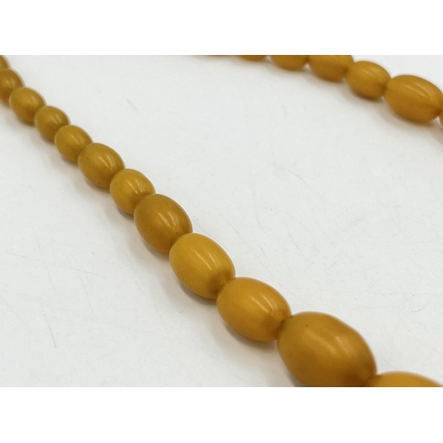 2243 - A butterscotch amber Bakelite beaded necklace - approx. 46cm long