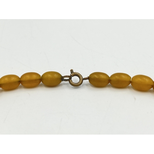 2243 - A butterscotch amber Bakelite beaded necklace - approx. 46cm long