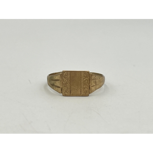 2252 - A hallmarked 9ct gold signet ring - approx. gross weight 3.3g