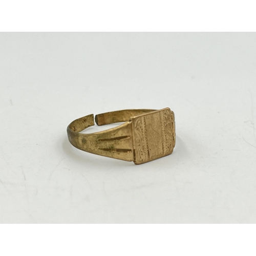 2252 - A hallmarked 9ct gold signet ring - approx. gross weight 3.3g