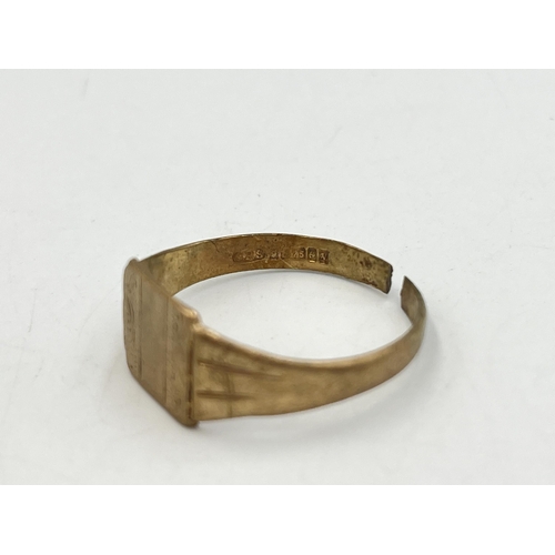 2252 - A hallmarked 9ct gold signet ring - approx. gross weight 3.3g