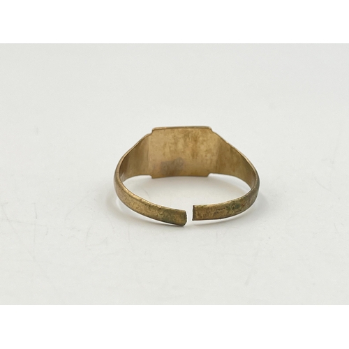 2252 - A hallmarked 9ct gold signet ring - approx. gross weight 3.3g