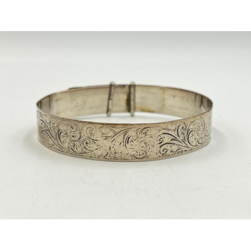 2256 - A hallmarked London silver foliate etched buckle bangle, dated 1963 - approx. gross weight 14.7g