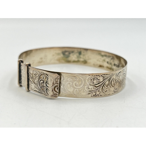 2256 - A hallmarked London silver foliate etched buckle bangle, dated 1963 - approx. gross weight 14.7g