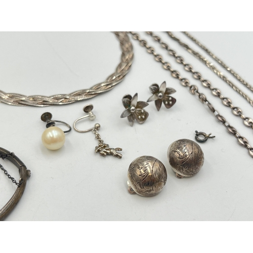 2259 - A collection of .925 silver items to include pair of clip on earrings, pair of SJH hallmarked London... 