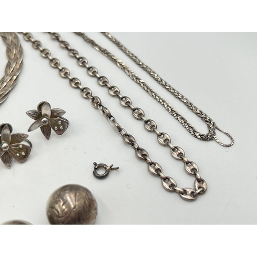 2259 - A collection of .925 silver items to include pair of clip on earrings, pair of SJH hallmarked London... 