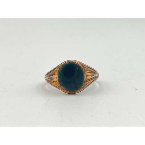 2261 - A J.H.W. 9ct gold bloodstone signet ring - approx. gross weight 2.4g