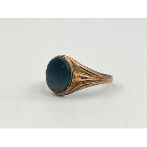 2261 - A J.H.W. 9ct gold bloodstone signet ring - approx. gross weight 2.4g