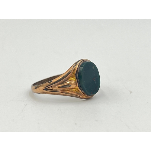 2261 - A J.H.W. 9ct gold bloodstone signet ring - approx. gross weight 2.4g