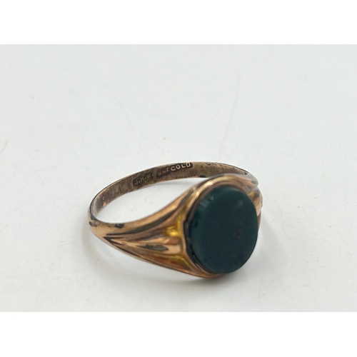 2261 - A J.H.W. 9ct gold bloodstone signet ring - approx. gross weight 2.4g