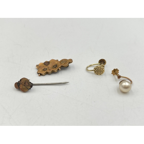 2268 - Three pieces of 9ct gold jewellery, one Victorian hallmarked Birmingham brooch for scrap, dated 1895... 