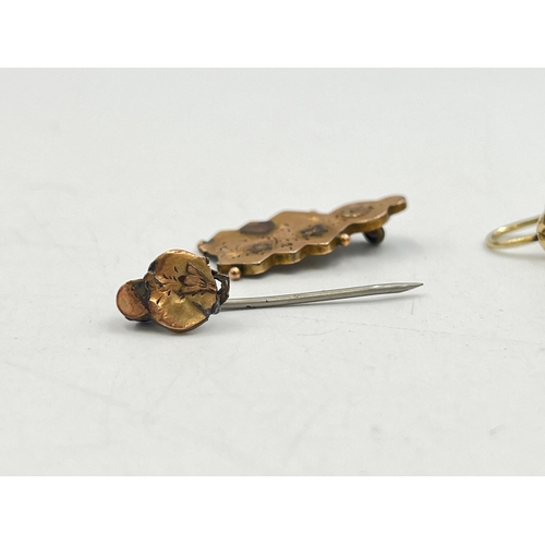 2268 - Three pieces of 9ct gold jewellery, one Victorian hallmarked Birmingham brooch for scrap, dated 1895... 