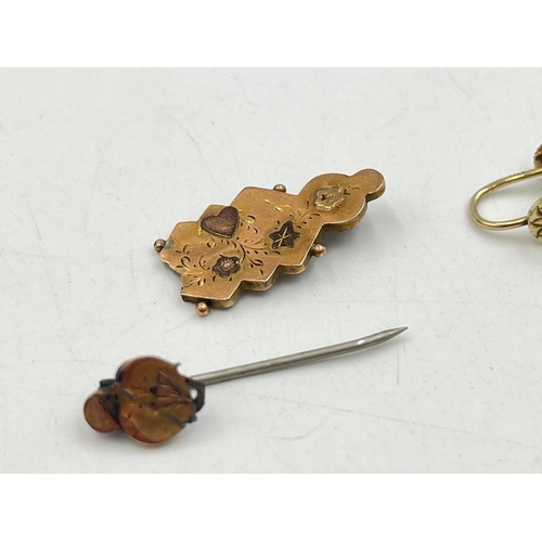 2268 - Three pieces of 9ct gold jewellery, one Victorian hallmarked Birmingham brooch for scrap, dated 1895... 