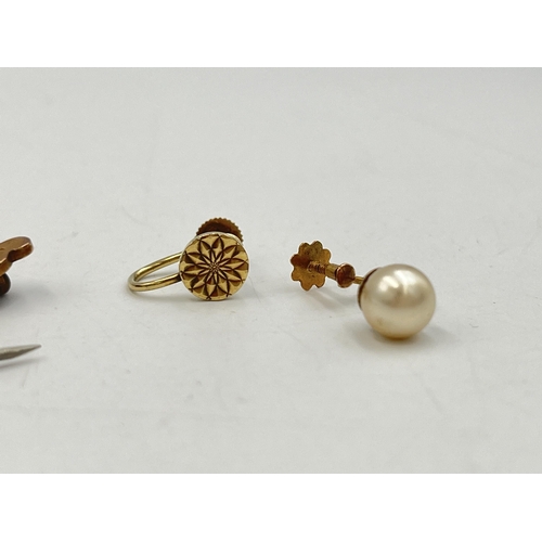 2268 - Three pieces of 9ct gold jewellery, one Victorian hallmarked Birmingham brooch for scrap, dated 1895... 