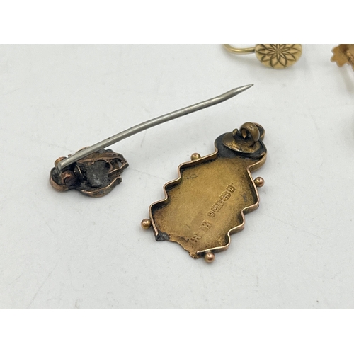 2268 - Three pieces of 9ct gold jewellery, one Victorian hallmarked Birmingham brooch for scrap, dated 1895... 