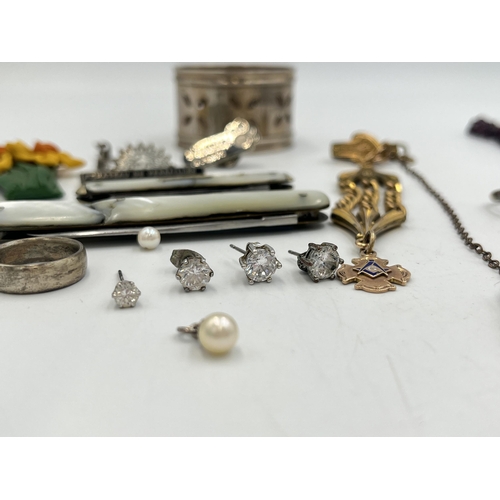 2271 - A collection of items to include white metal single diamond earring - approx. gross weight 0.5g, Wed... 