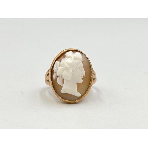 2272 - A 9ct gold carved shell cameo ring, size O - approx. gross weight 4.7g