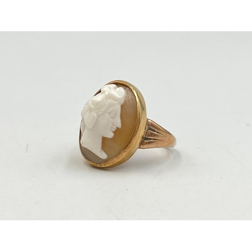 2272 - A 9ct gold carved shell cameo ring, size O - approx. gross weight 4.7g