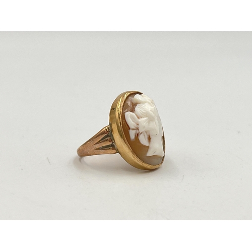 2272 - A 9ct gold carved shell cameo ring, size O - approx. gross weight 4.7g