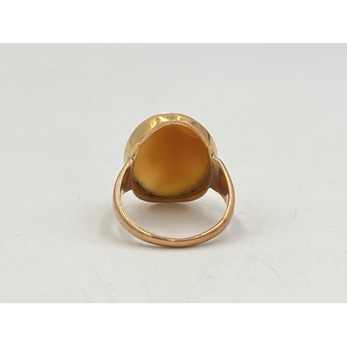 2272 - A 9ct gold carved shell cameo ring, size O - approx. gross weight 4.7g