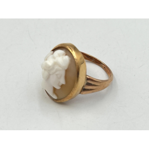 2272 - A 9ct gold carved shell cameo ring, size O - approx. gross weight 4.7g