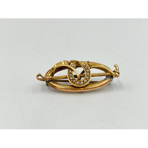 2273 - A late 19th/early 20th century 15ct gold seed pearl horse shoe and riding crop brooch - approx. gros... 