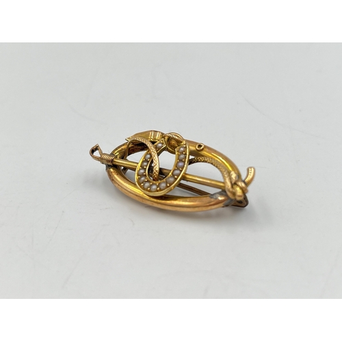 2273 - A late 19th/early 20th century 15ct gold seed pearl horse shoe and riding crop brooch - approx. gros... 