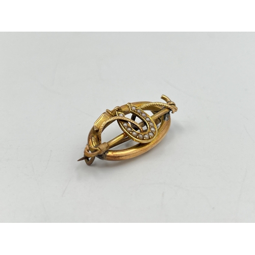 2273 - A late 19th/early 20th century 15ct gold seed pearl horse shoe and riding crop brooch - approx. gros... 