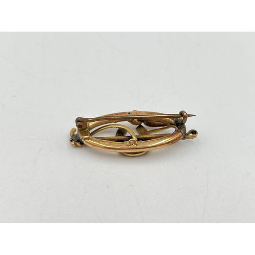 2273 - A late 19th/early 20th century 15ct gold seed pearl horse shoe and riding crop brooch - approx. gros... 