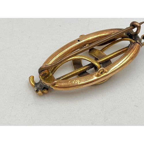 2273 - A late 19th/early 20th century 15ct gold seed pearl horse shoe and riding crop brooch - approx. gros... 