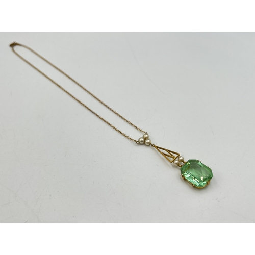 2274 - An Art Deco 9ct gold pearl and green paste pendant necklace - approx. gross weight 5.1g