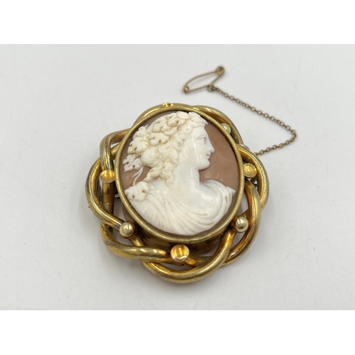 2275 - A 19th century yellow metal framed carved shell cameo brooch with base metal pin - approx. gross wei... 