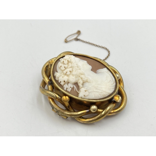 2275 - A 19th century yellow metal framed carved shell cameo brooch with base metal pin - approx. gross wei... 