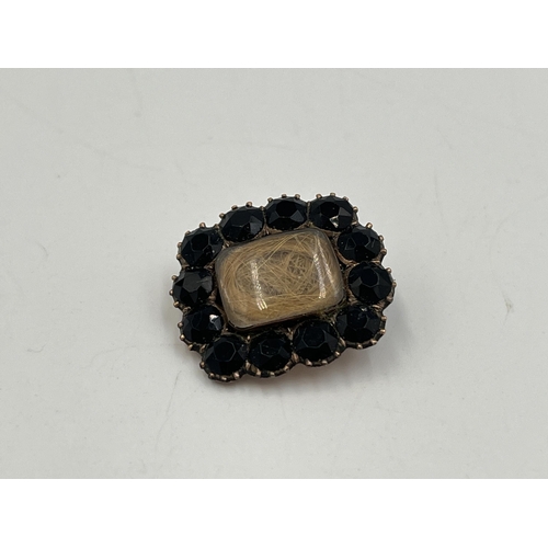 2276 - A Georgian yellow metal and black stone set mourning brooch - approx. gross weight 3.6g