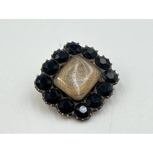 2276 - A Georgian yellow metal and black stone set mourning brooch - approx. gross weight 3.6g