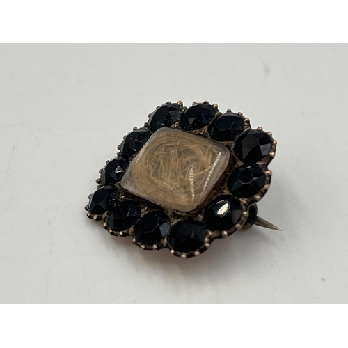 2276 - A Georgian yellow metal and black stone set mourning brooch - approx. gross weight 3.6g