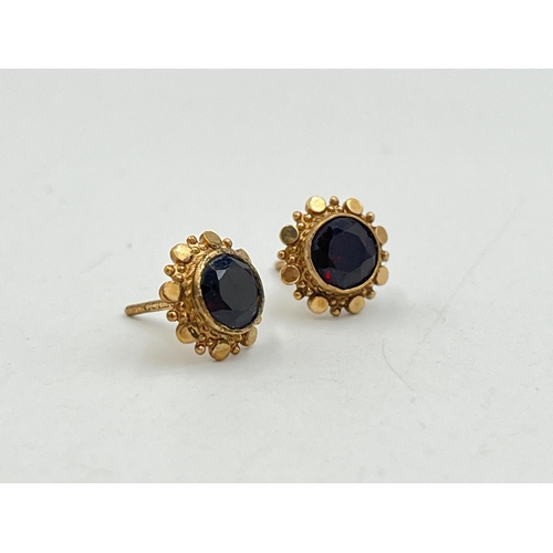 2278 - A pair of 9ct gold garnet set earrings - approx. gross weight 1.3g