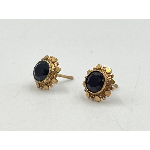 2278 - A pair of 9ct gold garnet set earrings - approx. gross weight 1.3g