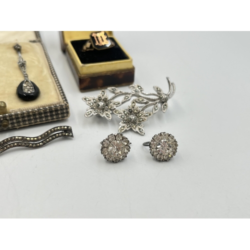 2281 - A collection of antique and vintage jewellery to include .935 silver marcasite brooch, pair of white... 