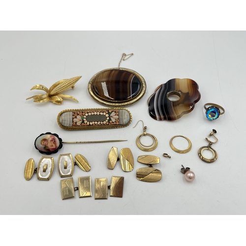 2290A - A collection of antique and later jewellery to include Victorian yellow metal framed banded agate ov... 