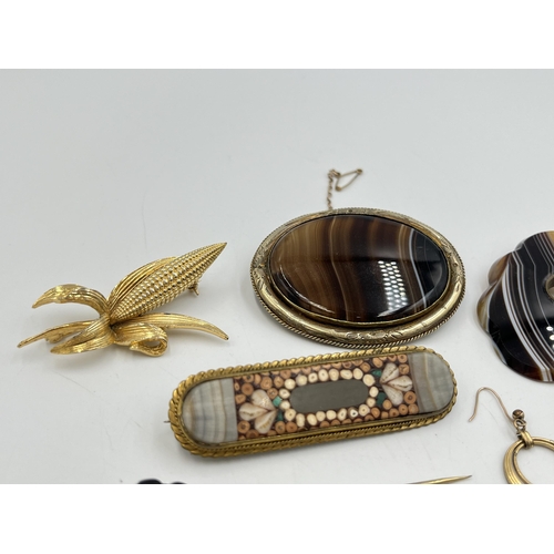 2290A - A collection of antique and later jewellery to include Victorian yellow metal framed banded agate ov... 