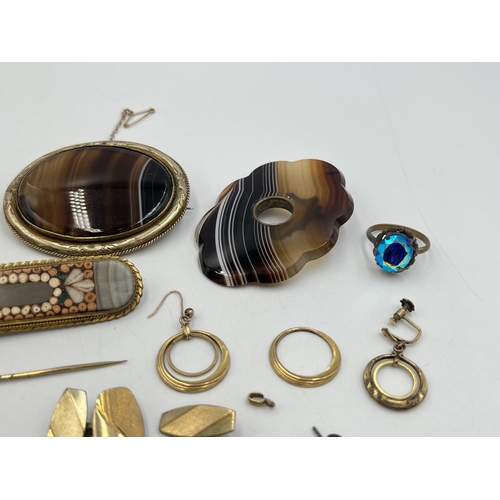 2290A - A collection of antique and later jewellery to include Victorian yellow metal framed banded agate ov... 