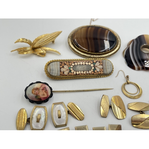 2290A - A collection of antique and later jewellery to include Victorian yellow metal framed banded agate ov... 