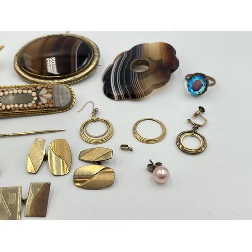 2290A - A collection of antique and later jewellery to include Victorian yellow metal framed banded agate ov... 