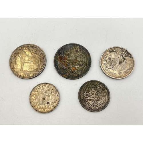 2340 - Five silver world coins, 75% 1928 Irish ½ crown, 83.3% 1917 Egyptian five and ten piastres/qirsh, 90... 