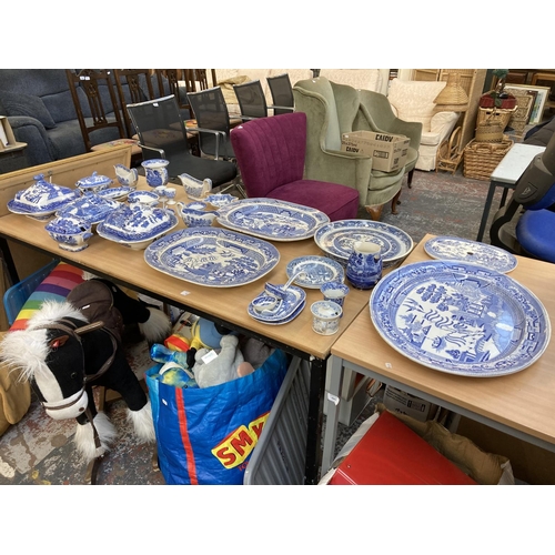 391 - A collection of 19th century and later Willow Pattern china to include WE stoneware meat plate, Maso... 