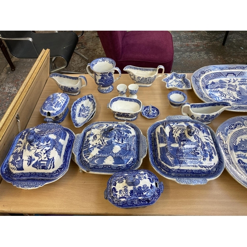 391 - A collection of 19th century and later Willow Pattern china to include WE stoneware meat plate, Maso... 