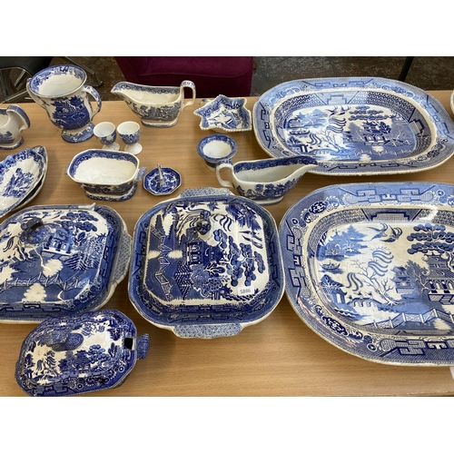 391 - A collection of 19th century and later Willow Pattern china to include WE stoneware meat plate, Maso... 