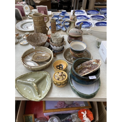 401 - A collection of 20th century studio pottery to include Sheringham oval dish, Inniemore Pottery coffe... 